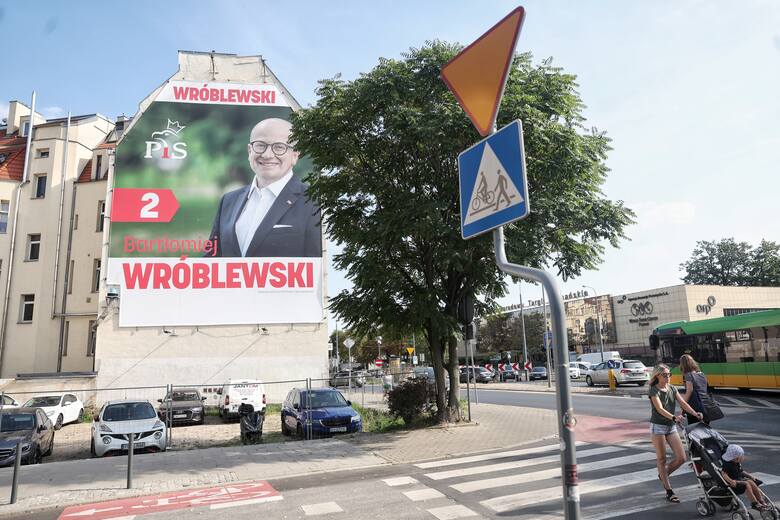 Bartłomiej Wróblewski na banerze reklamowym