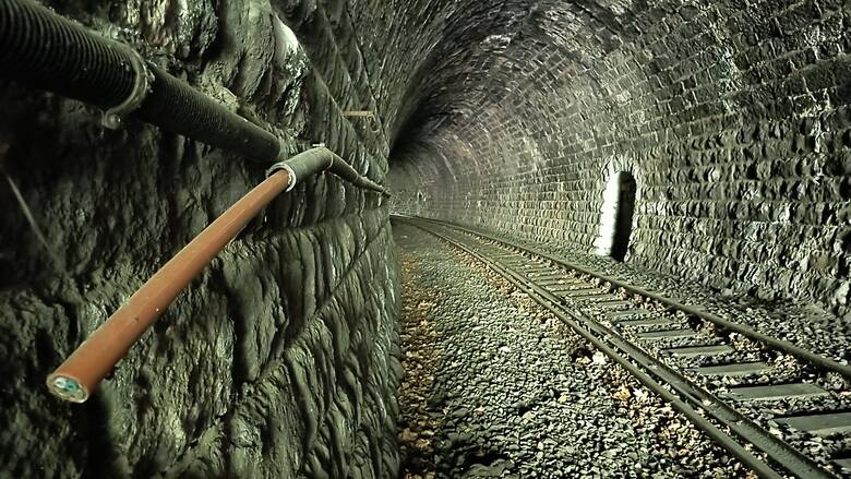 Tunel kolejowy Pilchowice-Potoki w zboczach wzniesienia Dwory. Najkrótszy z trzech tuneli na trasie Jelenia Góra - Lwówek Śląski, liczy sobie 154 metry