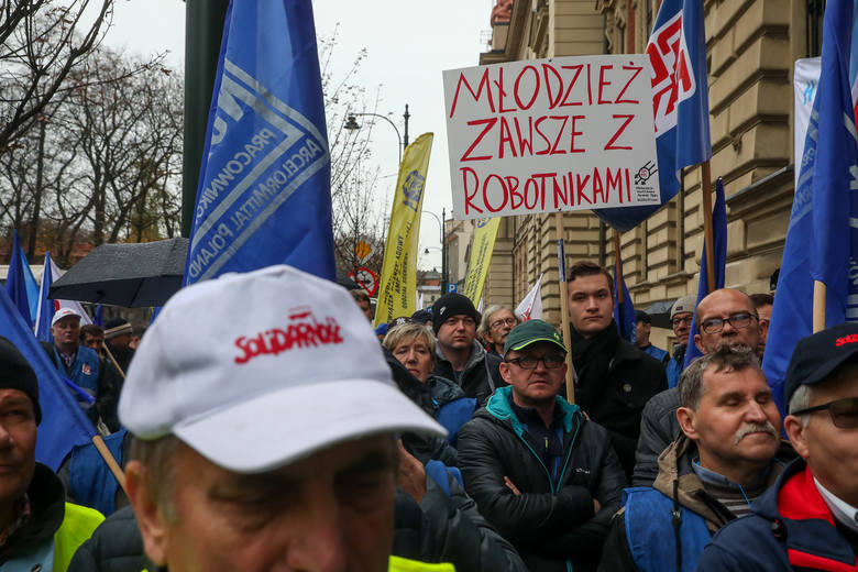 Kraków bez huty, wszystko drożeje, Andrzej Duda przegra. Czy Polki i Polacy uwierzą, że "PiS już rozdał, a teraz będzie zabierać"?