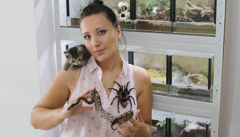 Ewa Leśniewska z zaledwie  niektórymi swoimi „domowymi” zwierzątkami. W jej domu mieszkają pająki, koty, żaba, wąż, pies a nawet  norniki  wschodnie.