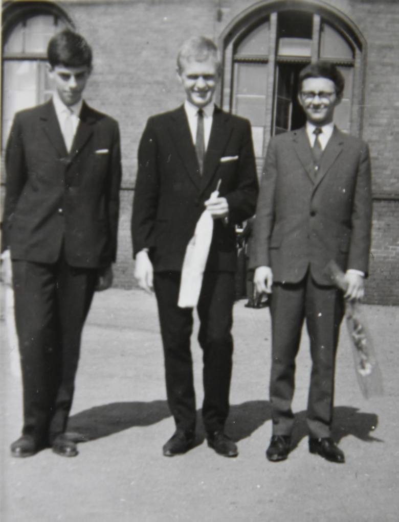 Tomek Sioda, Jan Jasiczak i Leszek Łuczak - przyjaciele ze szkolnej ławy tuż po odebraniu świadectw dojrzałości w czerwcu 1964 roku