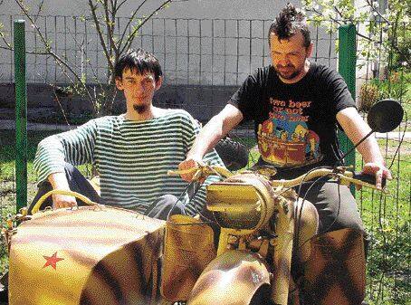 Kustoszami muzeum są Krzysztof Roś i Marcin Szmuk z motocyklowego Troll Classic Clubu. Tu siedzą na Kaśce, jak pieszczotliwie nazywają radziecki motocykl