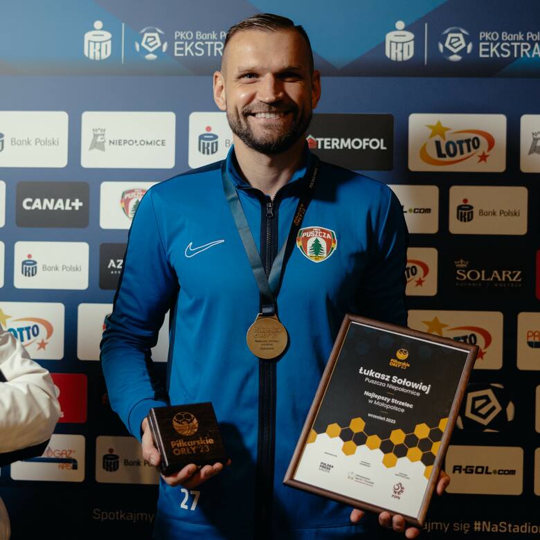 Po meczu z Górnikiem Zabrze wręczyliśmy Łukaszowi Sołowiejowi nagrodę za zwycięstwo w rankingu Piłkarskie Orły we wrześniu, w którym obrońca Puszczy