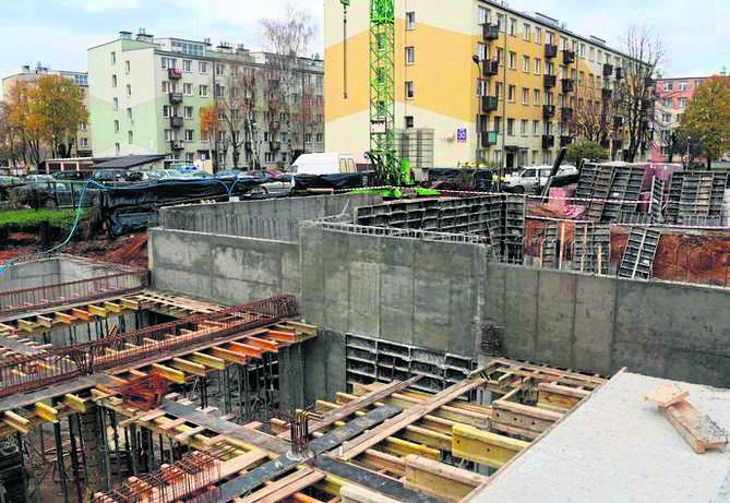 Listopad. Trwa budowa nowych bloków przy ulicy Kopernika w Ostrowcu. Budynki mają być gotowe w październiku 2018 roku.