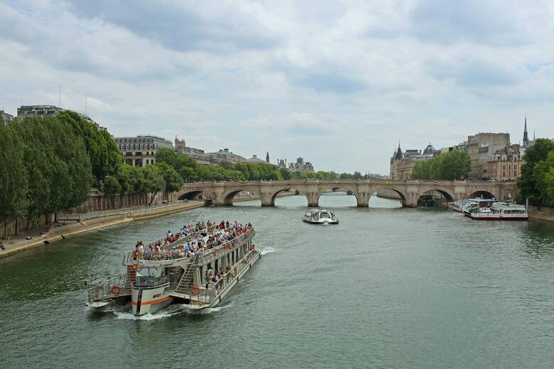 Turystyczny rejs po Sekwanie w Paryżu