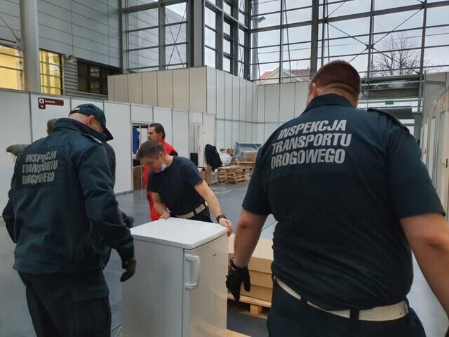 Uproszczone procedury dla transportów pomocy humanitarnej organizowanej przez Ambasadę Ukrainy w Polsce, pomoc kierowcom zawodowym, zbiórki darów. Inspekcja