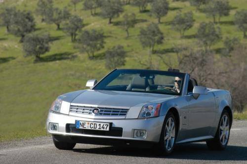 Fot. Cadillac: Cadillac XLR to sportowe auto ze składanym w bagażniku stalowym dachem.