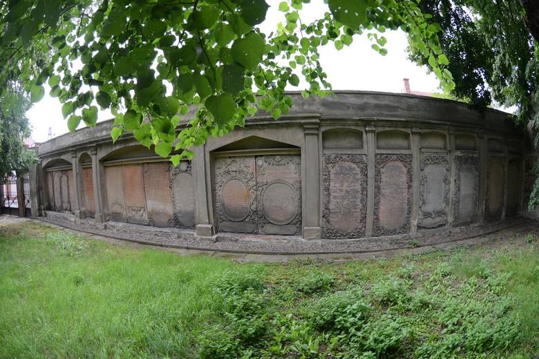 To najstarszy w Polsce cmentarz nowego typu, na którym zmarłych chowano z dala od kościoła.