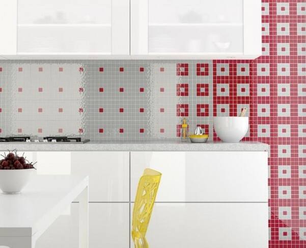 Szklane płytki – dekoracja ścian w kuchni i łazience