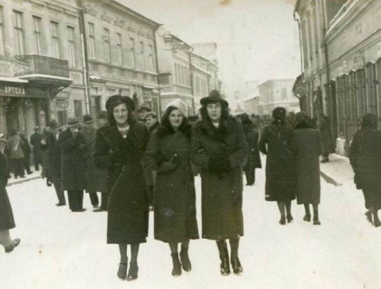 W zimie, gdy ulice Starego Miasta pokrywał biały puch oświęcimianie chętnie wychodzili na spacery, jak zdjęciu na ul. Jagiełły