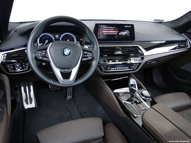 BMW 530e iPerformanceHybrydowe BMW napędzane jest przez duet składający się z dwulitrowego silnika benzynowego o mocy 184 KM i momencie 320 Nm oraz silnika