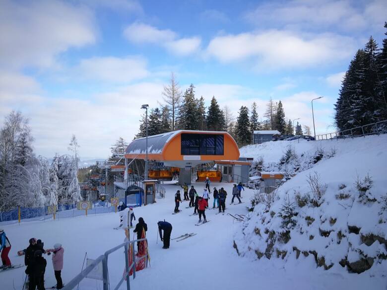 To prawdziwy raj dla narciarzy. Największa stacja narciarska pod Śnieżką to 9 różnych wyciągów oraz 7 nartostrad, m.in. Z Kopy, Jan oraz Liczykrupa.