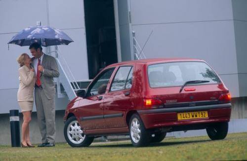 Fot. Renault: W 1996 r. przeprowadzono face lifting Clio. Model ten najłatwiej rozpoznać po zmienionym kształcie reflektorów.