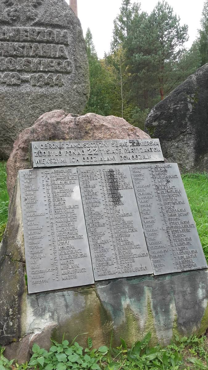 Pomnik w Szewni Dolnej. Na tablicy są nazwiska dowódców partyzanckich z okresu powstania zamojskiego.