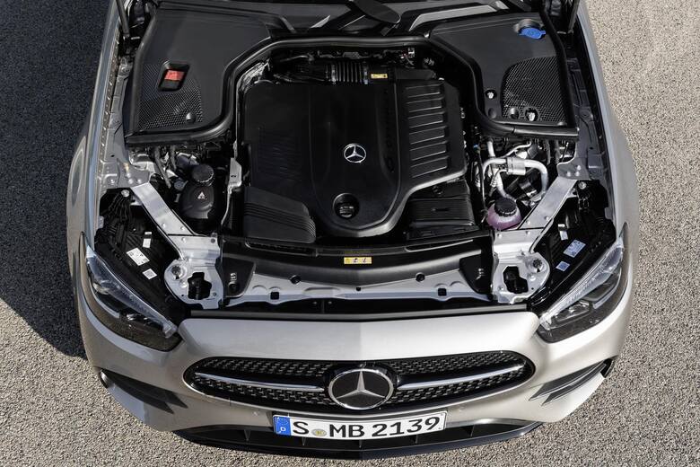 Bazowa odmiana nowego Mercedesa Klasy E po raz pierwszy ma z przodu gwiazdę na osłonie chłodnicy. Fot. Daimler