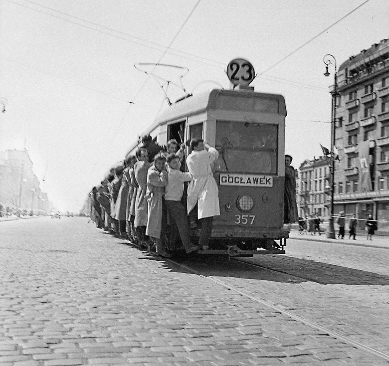 Codzienny widok w Warszawie lat 50. Przepełniony ponad wszelką miarę tramwaj linii 23 w Al. Jerozolimskich. 1956 r.