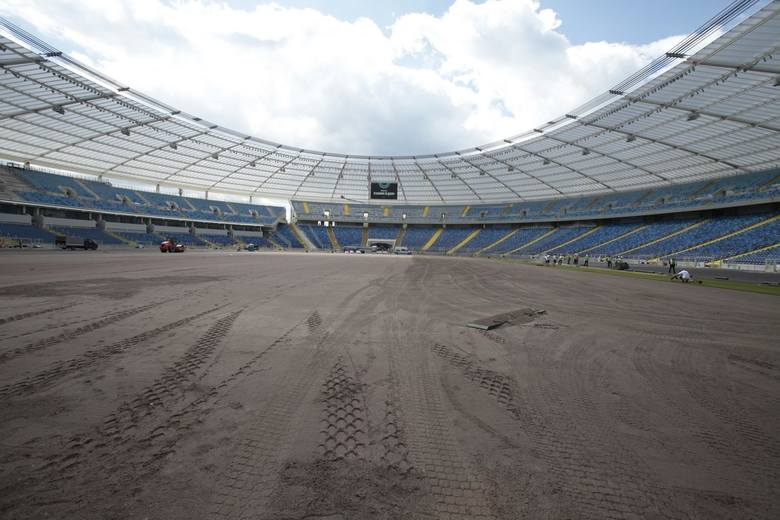Stadion Śląski ma już montowaną murawę
