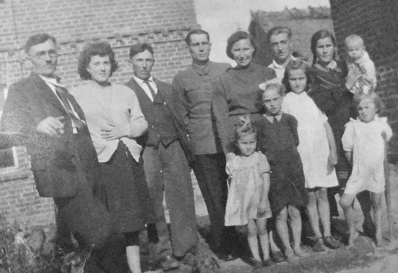 Rodzina Jana Dziewy już w Rzeczycy. Od lewej: stryj z synową, ojciec, sąsiad Bilewicz, NN, Jan, Anna (macocha) z dziećmi.