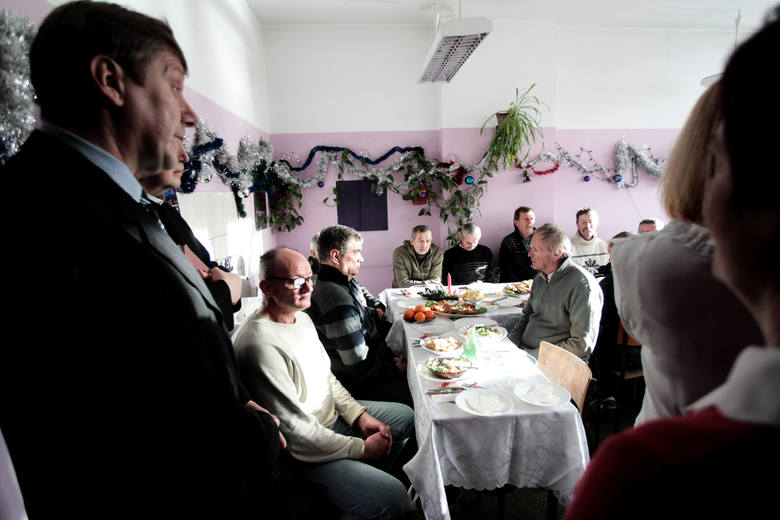Przy świątecznym stole w stołówce Polskiego Czerwonego Krzyża w Bydgoszczy zasiadło wczoraj 80 osób. To bezdomni, samotni, schorowani, starsi ludzie. Coś im w życiu nie wyszło, dlatego znaleźli się w tym miejscu.