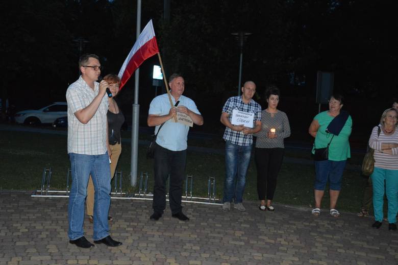 Protest pod Sądem Rejonowym w Łowiczu [Zdjęcia]