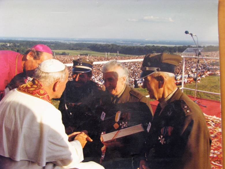 21 czerwca 1983, Góra św. Anny. Waleria Nabzdyk wręcza w delegacji powstańców „Encyklopedię powstań śląskich” papieżowi Janowi Pawłowi II. 