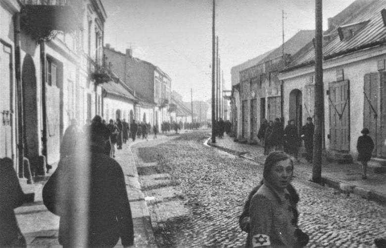 <br />  Ulica Bodzentyńska w Kielcach w czasie niemieckiej okupacji. Na pierwszym planie Żydówka ze specjalną opaską<br /> 