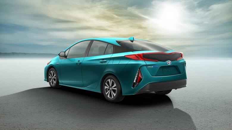 Toyota Prius Plug-in Hybrid.Bateria litowo-jonowa 8,8 kWh zapewnia nowemu modelowi większy zasięg na samym silniku elektrycznym oraz umożliwia częstsze