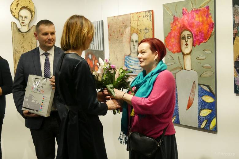 Wśród przybyłych na wystawę byli wiceburmistrzowie Kozienic Dorota Stępień i Mirosław Pułkowski, którzy wręczyli artystce kwiaty i upominek.