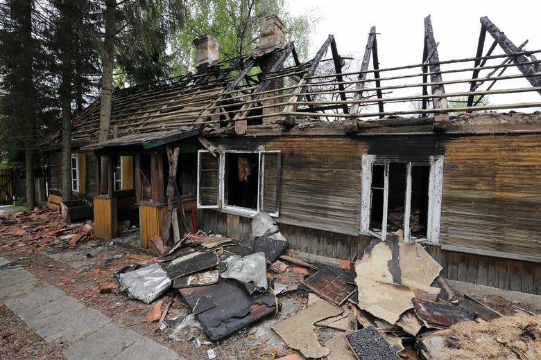 Przy ul. Angielskiej spłonęły dwa drewniane budynki mieszkalne. 