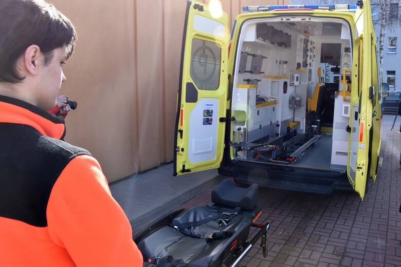 Nowy ambulans jest w pełni wyposażony, m.in. w automatyczne nosze