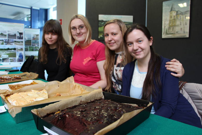 Od lewej: Sylwia Butkiewicz, Ewa Poszwald, Agnieszka Kołomycka i Joanna Ocimek - studentki trzeciego roku pracy socjalnej.