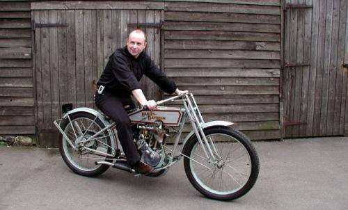 Fot. Harley-Davidson: Pieczołowicie odrestaurowany Harley-Davidson z 1914 r. Pierwszy motocykl założyciele firmy zbudowali w 1903.