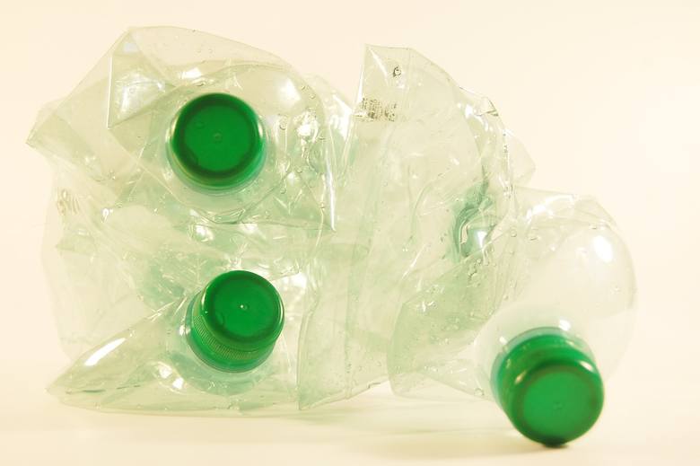 Warunki przetargów i zamówień publicznych będą tak konstruowane, aby plastikowe produkty były zastępowane wyrobami z materiałów ekologicznych (biodegradowalnych) lub wielokrotnego użytku – zdecydował Wójcicki.    
