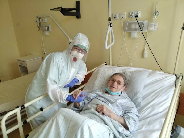 - Wszyscy pytają mnie, jak się czuję po chorobie. A przecież nic mi nie było! - mówi 103-letnia Teresa Wójcik, najstarsza Polka, która pokonała koronawirusa. W szpitalu monoprofilowym w Kędzierzynie-Koźlu.