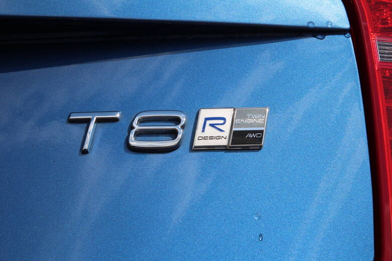 Volvo XC90 T8 Oznaczenie T8 zadebiutowało w świecie Volvo w 2015 roku wraz z XC90. W chwili debiutu było najmocniejszym seryjnie produkowanym modelem