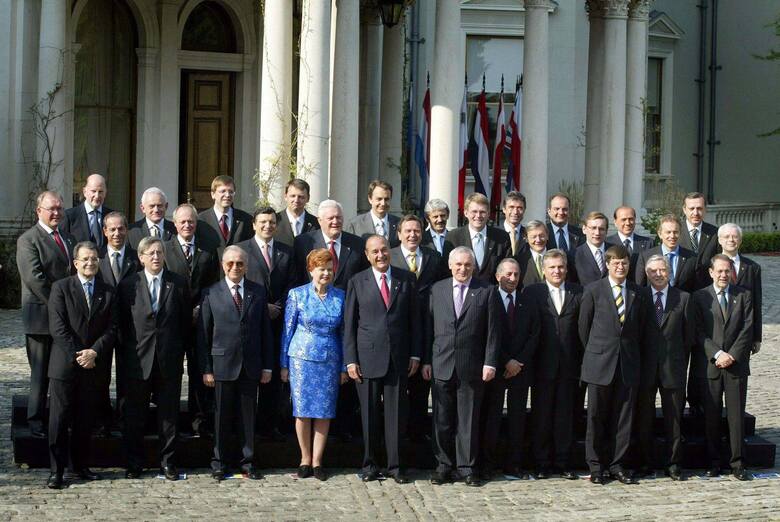 1 maja 2004 r., Dublin. Pierwsza wspólna fotografia wszystkich premierów &quot;starej&quot; i &quot;nowej&quot; Unii Europejskiej (leszek