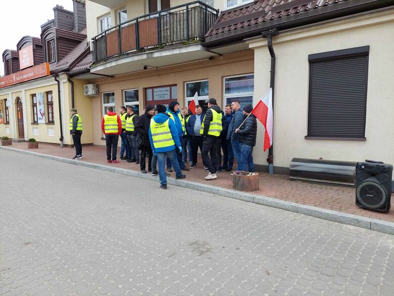 Rolnicy przynieśli obornik pod siedzibę partii Polska 2050 Szymona Hołowni