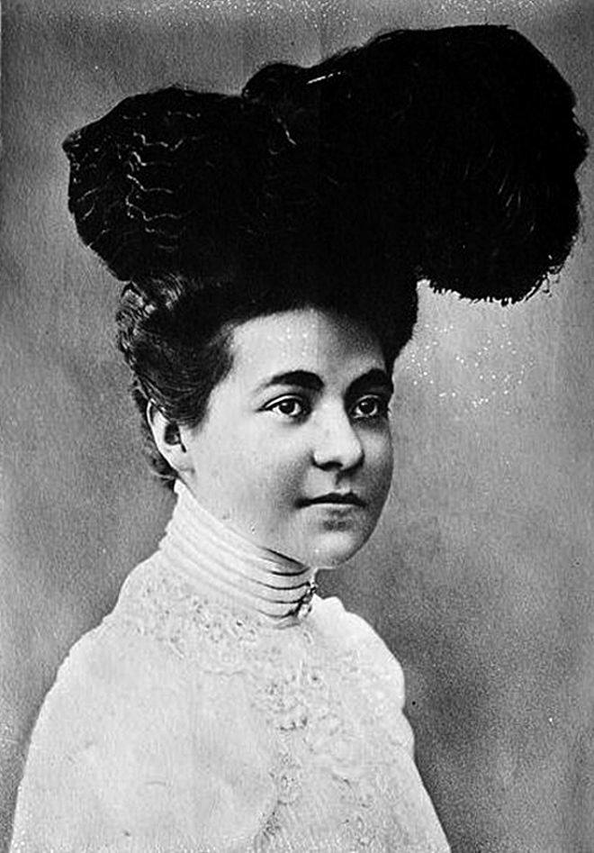 Hermine Fryderyka Luiza Ida von Schonaich-Carolath (1887-1946). Księża, druga żona cesarza Wilhelma II. Córka Henryka XX, księcia Reuss. W 1907 roku