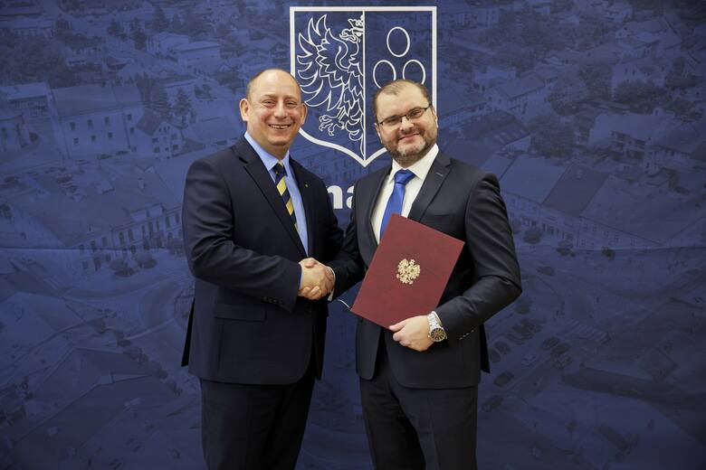 Marcin Śliwa został wyznaczony do pełnienia funkcji burmistrza Kęt. Na zdjęciu Krzysztof Klęczar i Marcin Śliwa