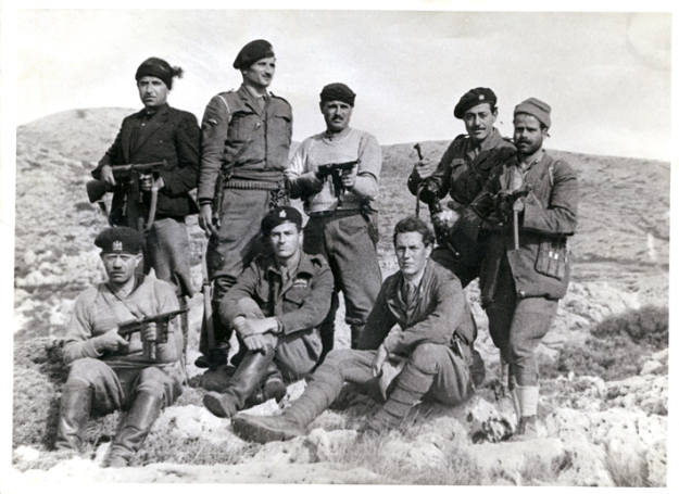 Ekipa, która porwała generała Kreipe. Patrick Leigh-Fermor (siedzi w środku) i Stanley Moss (siedzi z prawej) w otoczeniu greckich kompanów