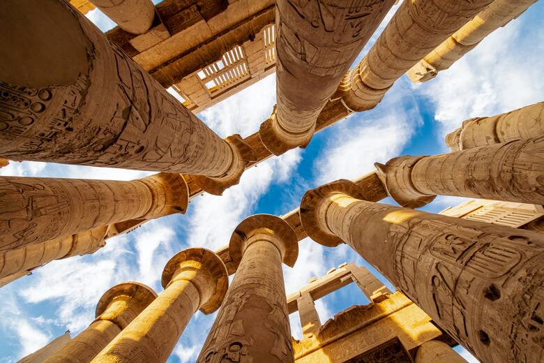 Kolumny w nawie głównej Wielkiej Sali w Karnaku mają ponad 20 metrów wysokości.