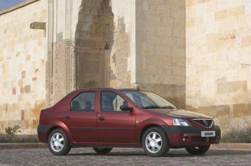 Fot. Renault: Dacia Logan jest tańsza od Forda Fiesty czy Opla Corsy.