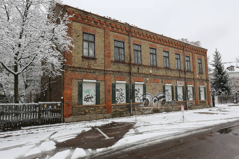 Elewacja budynku od ul. Kaczorowskiego nie była jeszcze remontowana, ale również będzie oczyszczona. Właściciel zamierza zachować widoczne na zdjęciu zielone okiennice. 