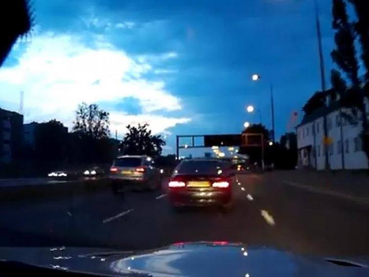 Kadr z filmu przedstawiającego niebezpieczną jazdę BMW M3 po ulicach Warszawy