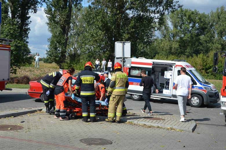 Wypadek w Łowiczu. 18-letnia motocyklistka zderzyła się z kierowcą BMW na ul. Starorzecze [ZDJĘCIA]