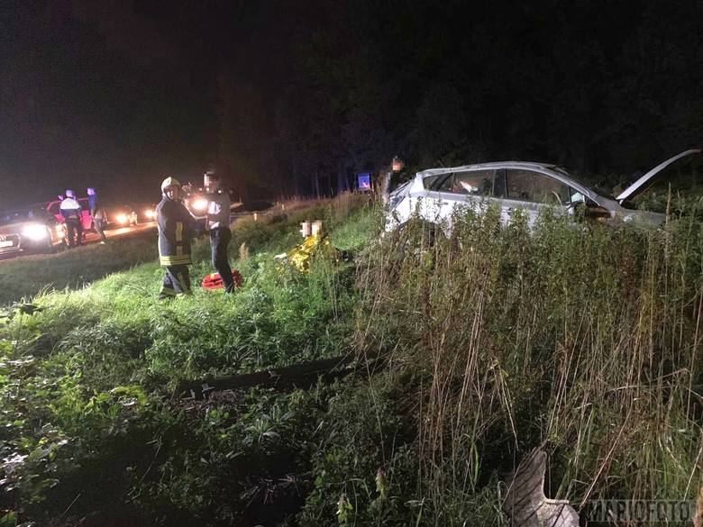 Wypadek w Bierdzanach na drodze krajowej 45. Ze wstępnych ustaleń policjantów wynika, że doszło tam do zderzenia dwóch samochodów - suzuki i volkswagena.