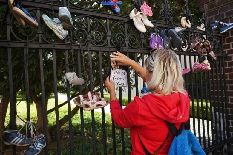 Protest <strong>"Baby Shoes Remember" </strong>po raz pierwszy dotarł do Polski. W ubiegłą niedzielę na bramach wielu kościołów zawisły dziecięce buciki. Mają one symbolizować ofiary molestowania seksualnego dokonanego przez księży.