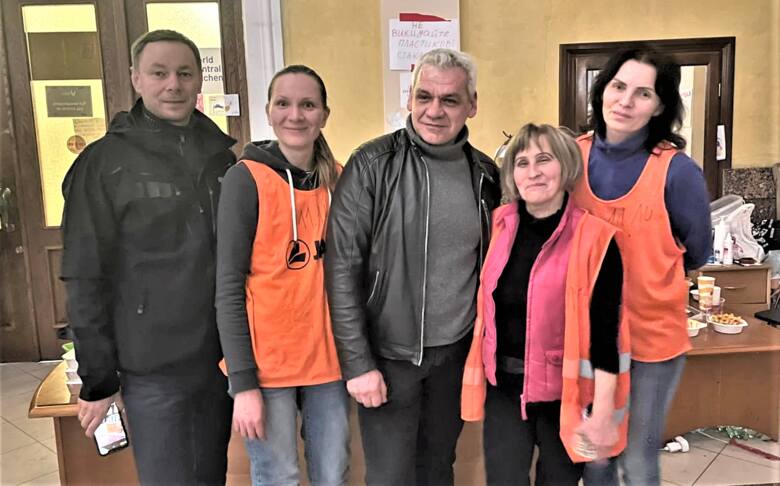 Piotr Błażewicz (w środku) z wolontariuszami. Zdjęcie wykonano na dworcu we Lwowie.