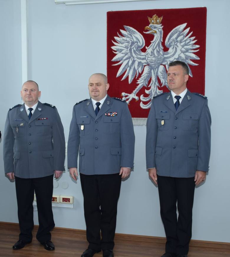 Od lewej: nowy komendant Grzegorz Radzikowski, Andrzej Łapiński oraz Marcin Grzelak