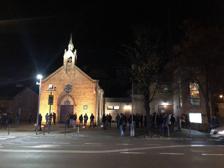 Pod kościołem pw. św. Andrzeja Boboli w Sopocie w jego "obronie" stanęło ok. 150 osób